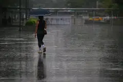Hujan berterusan berlaku selepas Agensi Sekitaran Kebangsaan (NEA) memberi amaran tentang lonjakan monsun dari 19 hingga 21 Mac.