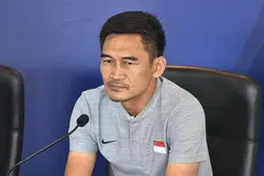 PENGHORMATAN BESAR: Bekas kapten nasional, Nazri Nasir, anggap ia penghormatan untuk dipilih memimpin pasukan nasional untuk mana-mana perlawanan antarabangsa. - Foto fail