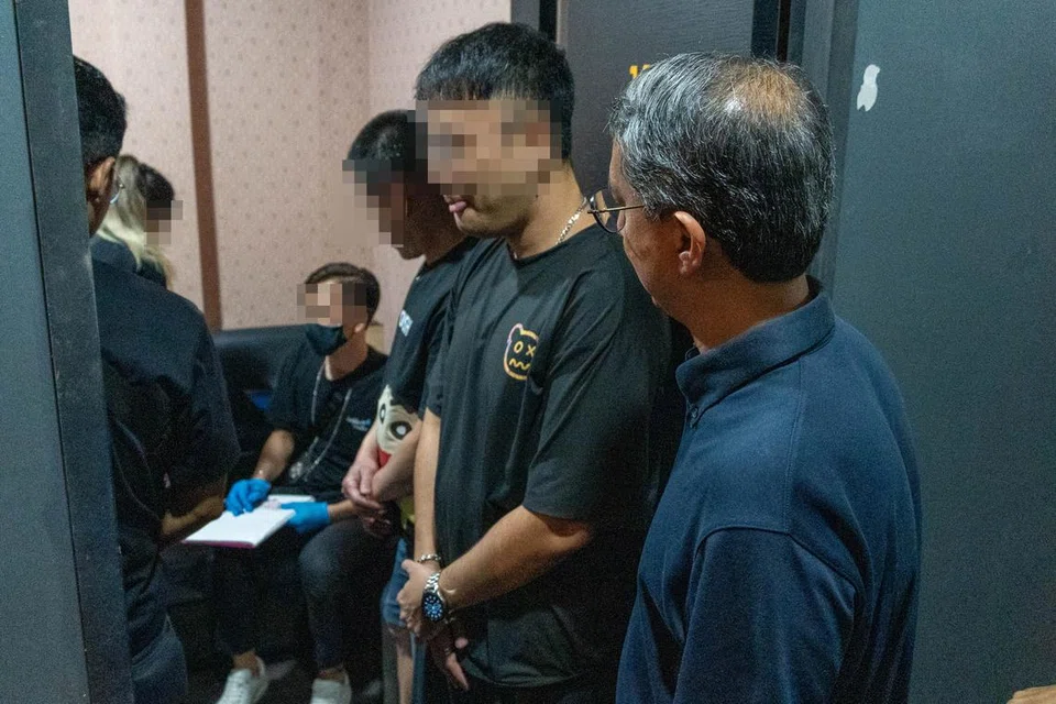 TUNGGU GILIRAN: Pelanggan KTV beratur di luar bilik yang dijadikan tempat pemeriksaan penggunaan dadah menerusi kit ujian air liur oleh CNB.