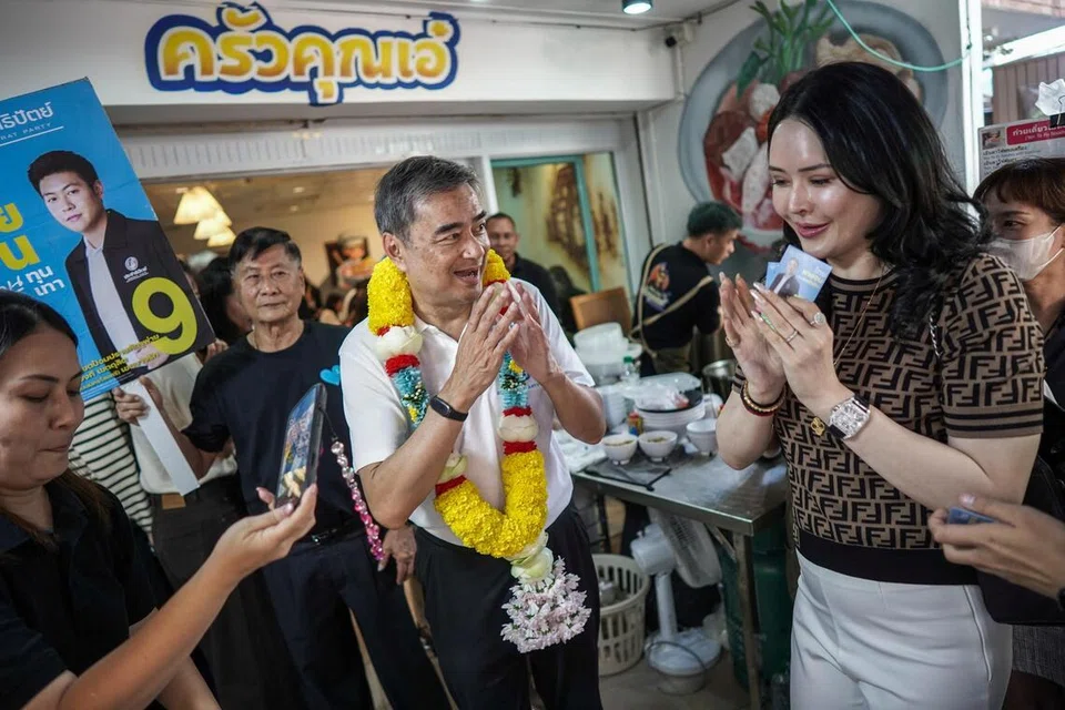 Abhisit Vejjajiva, perdana menteri thailand, parti demokrat, pilihan raya Thailand