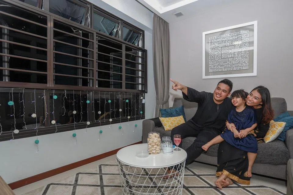 SEMUA DIATUR SENDIRI: Encik Huzair bersama isteri, Cik Nur Azura dan anak perempuan mereka, Nur Alayna Hyder, gembira kerana dapat beraya di rumah sendiri. - Foto BH oleh IQBAL FAIZAL