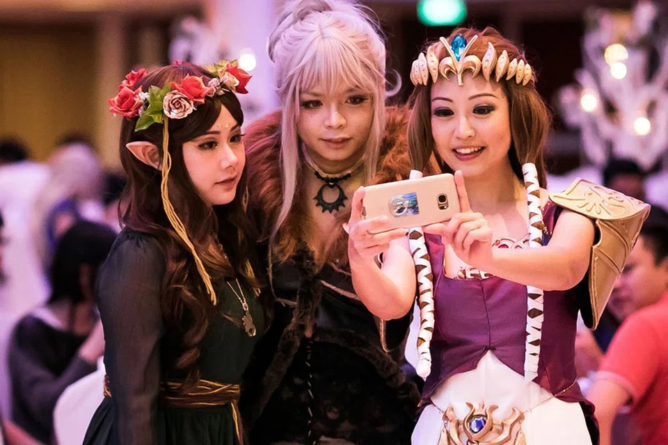 TETAMU TURUT MELAWA: Tetamu yang hadir bagi majlis persandingan Encik Muhammad Zaki dan Cik Siti Zahara turut hadir dengan mengenakan pakaian bak karakter fantasi filem seperti yang disyorkan dalam kad undangan. - Foto RAYMOND PHANG PHOTOGRAPHY