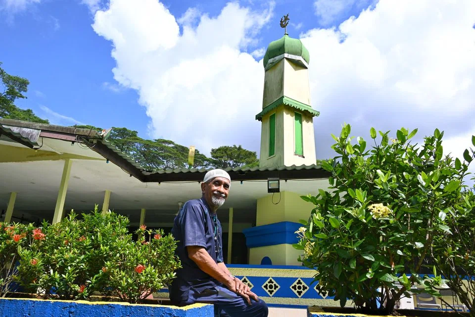 Encik Mohd Amin Ab Latip lahir, tinggal dan kerja di utara Singapura. Beliau kini berkhidmat sebagai pengerusi Masjid Petempatan Melayu Sembawang di Jalan Mempurong.