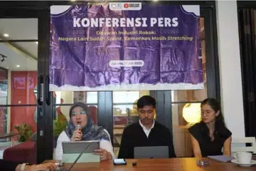 Siti Nadia Tarmizi (kiri), Pengarah Penyakit Tidak Berjangkit di Kementerian Kesihatan, berucap dalam persidangan kawalan tembakau belia anjuran Majlis Belia Indonesia untuk Perubahan Taktikal (IYCTC) di Jakarta, Khamis, 17 Julai 2025. (Gambar edaran)