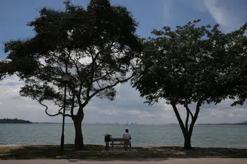 Seorang diri, menyepi di tepi pantai.