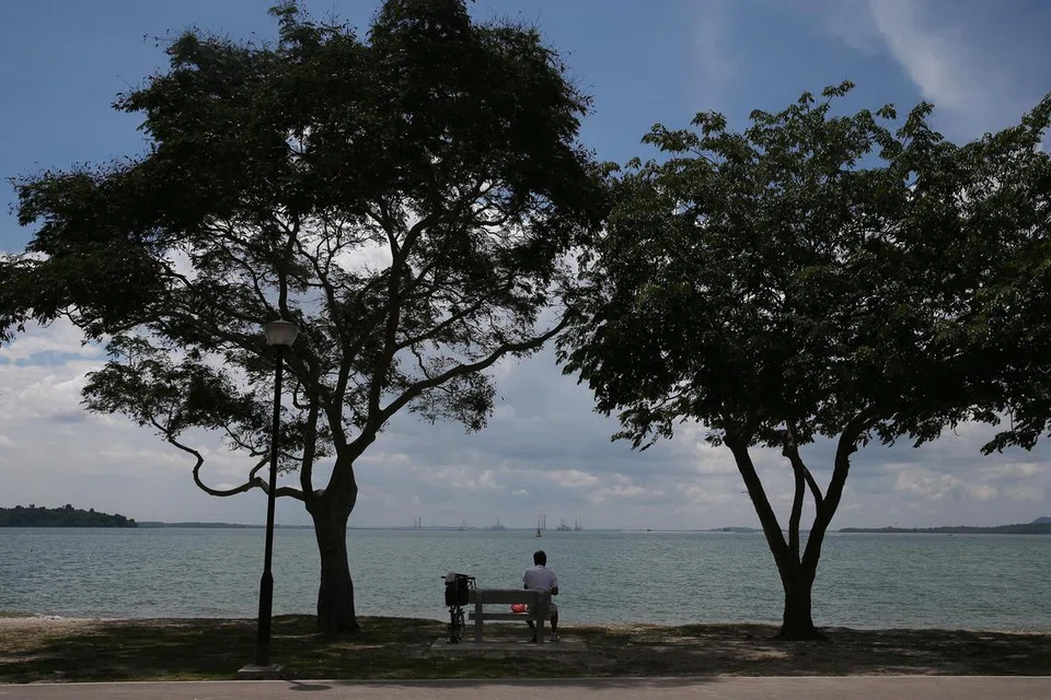 Seorang diri, menyepi di tepi pantai.