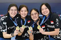RANGKUL EMAS: (Dari kiri) Alyssa Koh, Ning Tay, Colleen Pee dan Arianne Tay merangkul pingat emas dalam acara pasukan perempuan pada Kejohanan Boling Tenpin Asia ke-21 di Bangkok pada Isnin.
