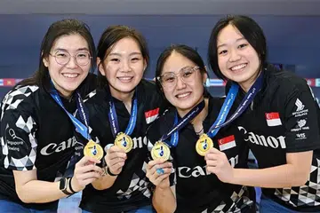 RANGKUL EMAS: (Dari kiri) Alyssa Koh, Ning Tay, Colleen Pee dan Arianne Tay merangkul pingat emas dalam acara pasukan perempuan pada Kejohanan Boling Tenpin Asia ke-21 di Bangkok pada Isnin.