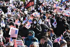 Penyokong Presiden Korea Selatan yang digantung tugas, Encik Yoon Suk Yeol, melambaikan bendera Korea Selatan dan Amerika Syarikat semasa berhimpun berhampiran kediaman presiden di Seoul pada 31 Disember.
Tindakan mereka itu susulan keputusan mahkamah yang mengeluarkan waran tangkap terhadap Encik Yoon pada hari yang sama, selepas percubaan singkat beliau untuk melaksanakan undang-undang tentera. 