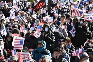 Penyokong Presiden Korea Selatan yang digantung tugas, Encik Yoon Suk Yeol, melambaikan bendera Korea Selatan dan Amerika Syarikat semasa berhimpun berhampiran kediaman presiden di Seoul pada 31 Disember.
Tindakan mereka itu susulan keputusan mahkamah yang mengeluarkan waran tangkap terhadap Encik Yoon pada hari yang sama, selepas percubaan singkat beliau untuk melaksanakan undang-undang tentera. 