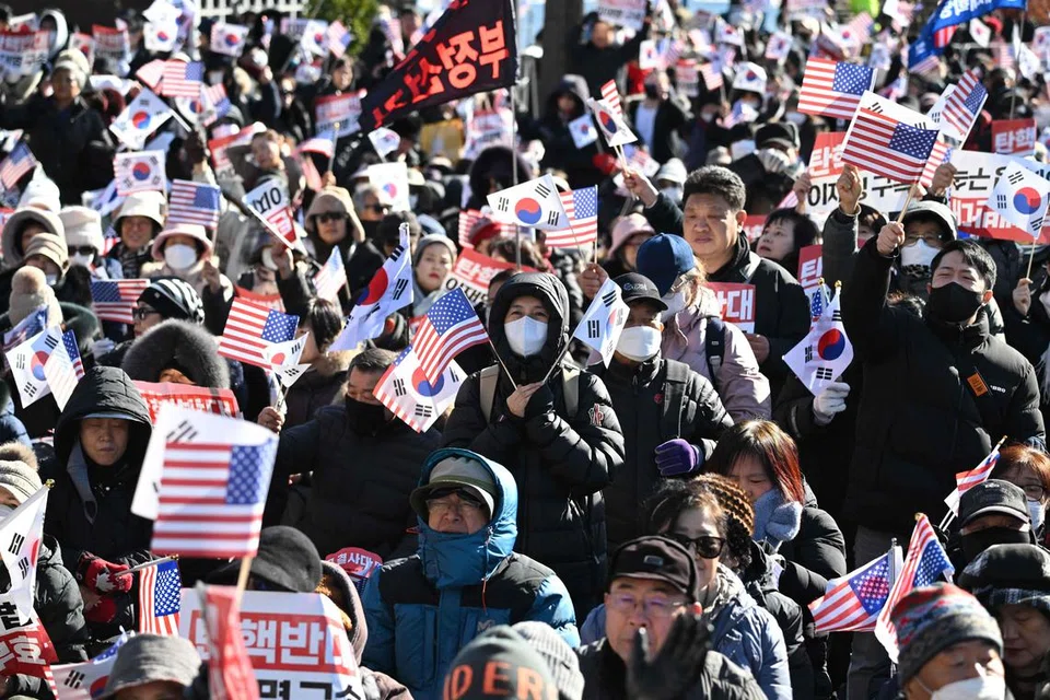 Penyokong Presiden Korea Selatan yang digantung tugas, Encik Yoon Suk Yeol, melambaikan bendera Korea Selatan dan Amerika Syarikat semasa berhimpun berhampiran kediaman presiden di Seoul pada 31 Disember.
Tindakan mereka itu susulan keputusan mahkamah yang mengeluarkan waran tangkap terhadap Encik Yoon pada hari yang sama, selepas percubaan singkat beliau untuk melaksanakan undang-undang tentera. 