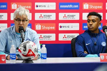 Jurulatih Singapura, Tsutomu Ogura (kiri), gembira anak didiknya sedang menunjukkan peningkatan di atas padang. Turut bersama beliau ialah penyerang Singa, Abdul Rasaq Akeem di sidang media di Stadium Jalan Besar pada 25 Disember. 