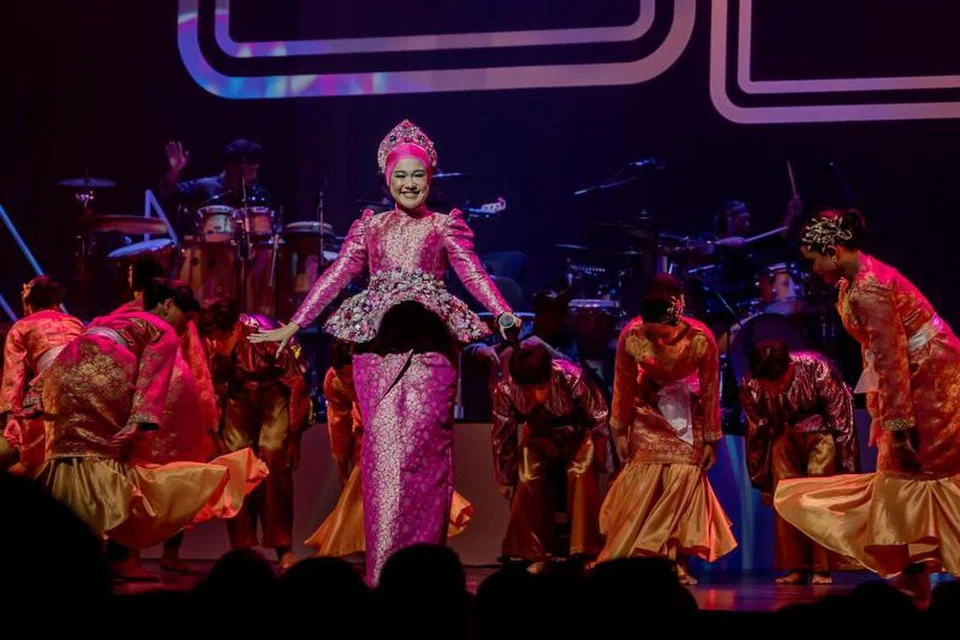 PERSEMBAHAN EMAS: Ernie Zakri menambah kesegaran pada konsert ‘Decadans: Celebrating A Decade In Dance’.