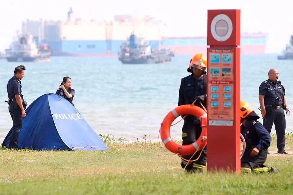 MENCARI SELAMA TIGA JAM: Polis Pengawal Pantai dan Pasukan Pertahanan Awam Singapura (SCDF) yang menjalankan gerakan mencari budak berumur 12 tahun yang hilang di Pantai East Coat dekat Jeti Bedok menjumpai mayat budak itu sekitar 3.10 petang semalam. - Foto THE STRAITS TIMES