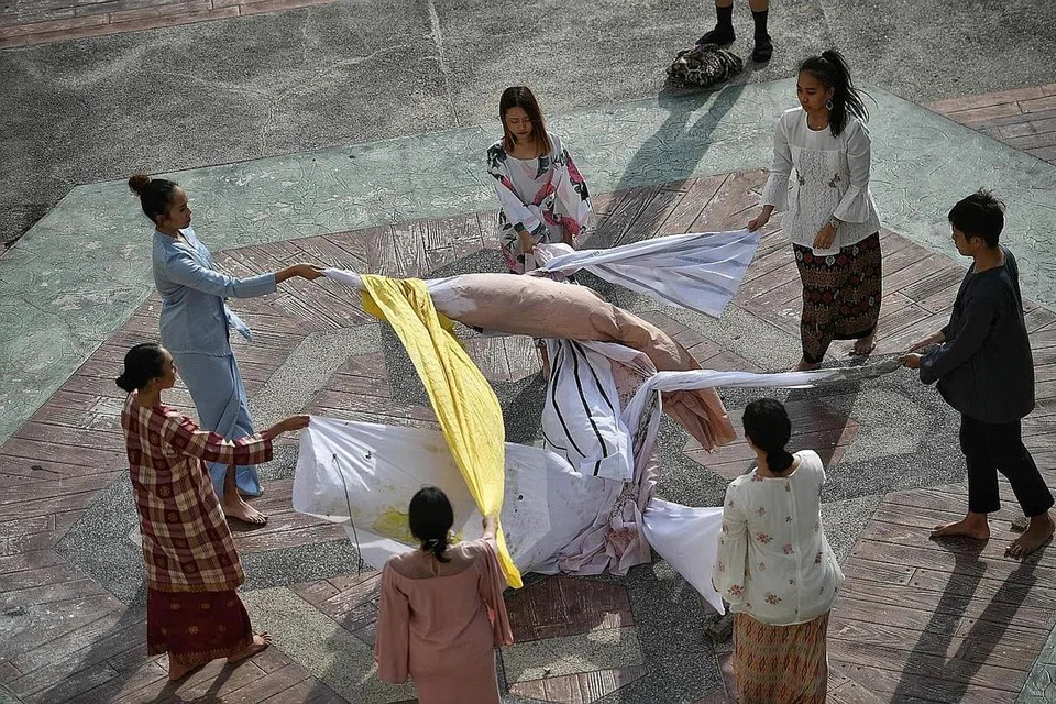 TARIAN SIMBOLIK: Tarian bertajuk 'Bah' ini secara simbolik mengungkap banjir yang kerap melanda Geylang Serai pada 1960-an, namun menjadi lambang perkembangan memori dan harapan baru terhadap kawasan itu. - Foto BH oleh ARIFFIN JAMAR