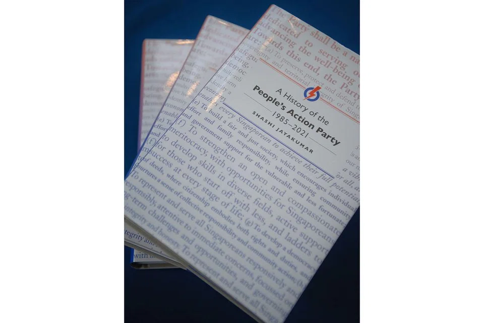 SUMBER INSPIRASI GENERASI BARU: Encik Lee berharap buku yang membentangkan kisah PAP sejak 1985 - A History of the People's Action Party, 1985-2021 - tulisan Dr Shashi Jayakumar (atas) dapat memberi inspirasi kepada generasi akan datang, termasuk aktivis parti, pemimpin parti dan warga Singapura, untuk kekal komited, bijak dan tegas dalam usaha mencipta masa depan lebih cerah buat Singapura. - Foto BH oleh MARK CHEONG