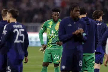 Penjaga gawang Manchester United, Andre Onana (tengah), hanya mampu menanggung kekecewaan selepas dua kesilapan beliau menyebabkan United keciciran kelebihan menentang Olympique Lyonnais di perlawanan pertama peringkat suku akhir Liga Europa. 