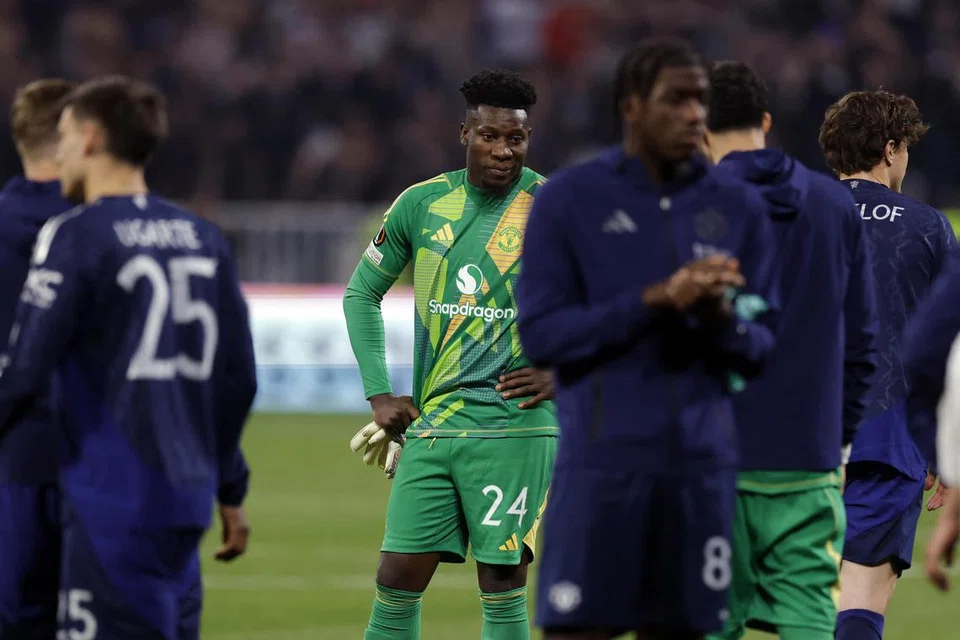 Penjaga gawang Manchester United, Andre Onana (tengah), hanya mampu menanggung kekecewaan selepas dua kesilapan beliau menyebabkan United keciciran kelebihan menentang Olympique Lyonnais di perlawanan pertama peringkat suku akhir Liga Europa. 