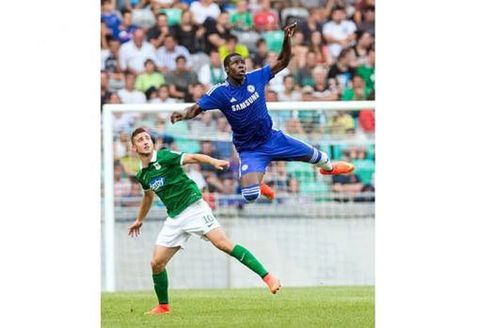 GAGAH PERKASA: Pemain berbadan sasa Chelsea, Kurt Zouma (jersi biru) beraksi semasa perlawanan persahabatan menentang kelab Slovenia, Olimpija Ljubljana, bulan lalu. Zouma turut menemui sasaran dalam perlawanan pramusim itu.
