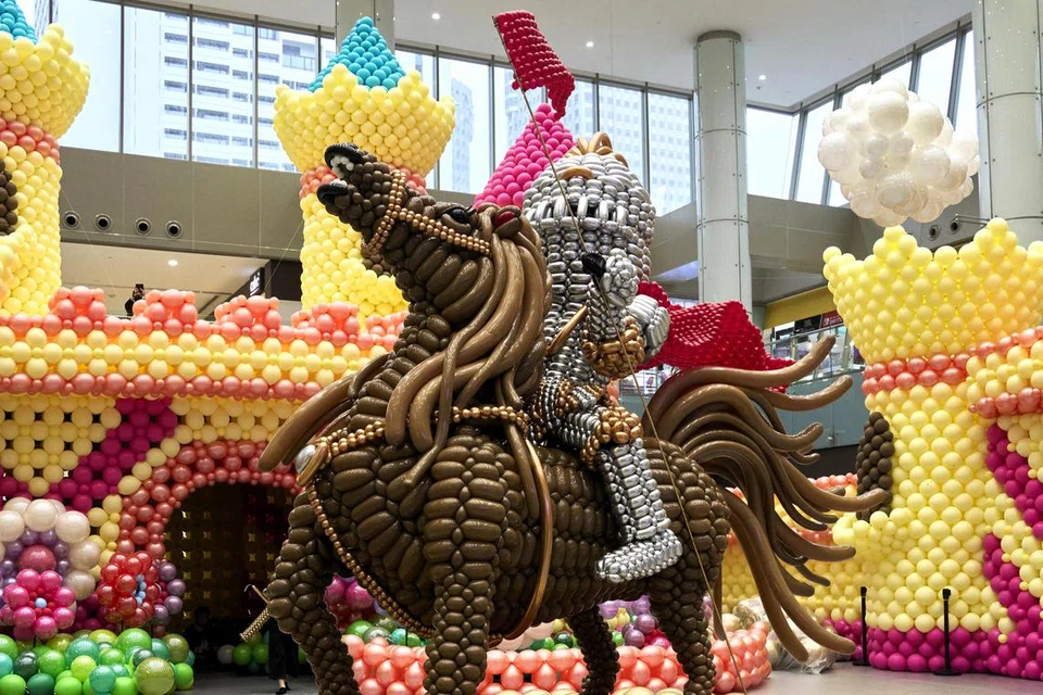 Menikmati arca belon yang dipamerkan di Marina Square. Unikorn, istana-istana dan naga yang diperbuat daripada belon dipamer sehingga  17 Mac.