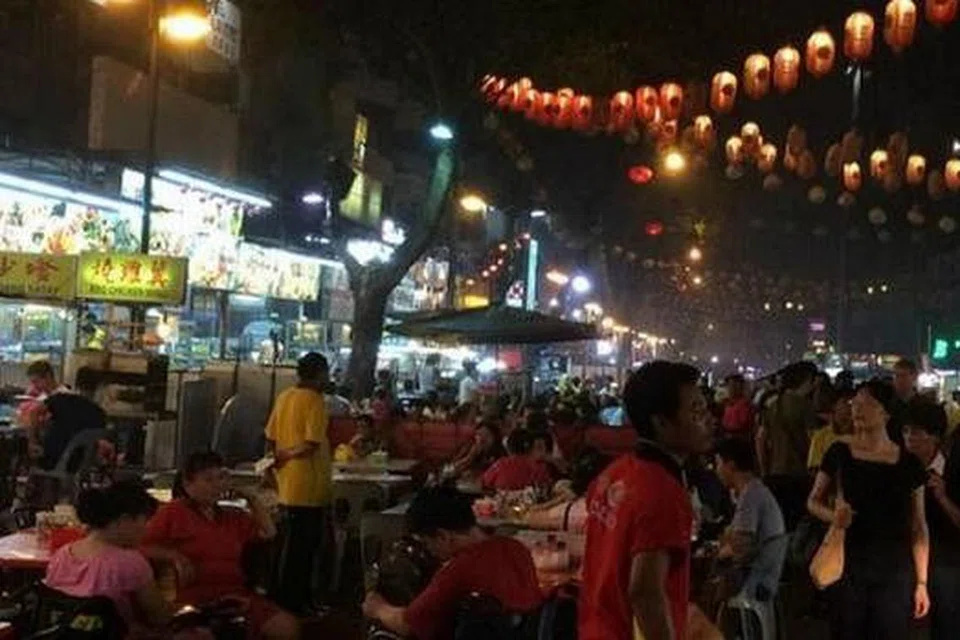 TIDAK BERLAKU KEJADIAN BURUK: Jalan Alor yang popular di kalangan penduduk setempat dan pelancong. - Foto Twitter ALI ABUNIMAH