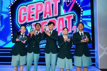 Pemenang Kuiz Cepat Tepat 2.0 dari Sekolah Menengah Ang Mo Kio (dari kiri) Myra Ibtisam Kamarudin, Haneef An-Nasr Reduan, Danish Haziq Yazid, Fatimah Zahra Muhammad Zaki dan Ilyusyirah Indrayadi.