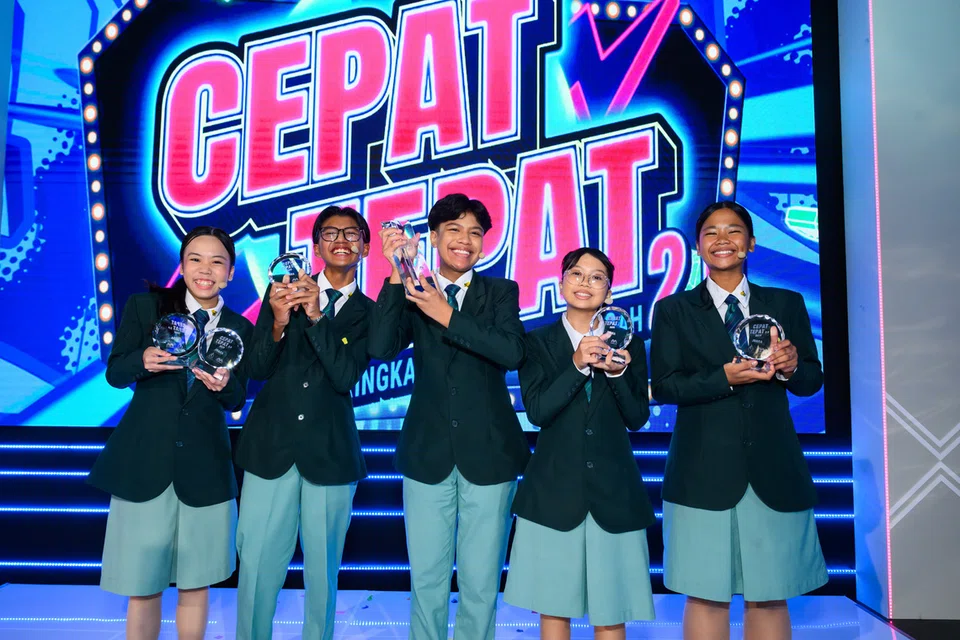 Pemenang Kuiz Cepat Tepat 2.0 dari Sekolah Menengah Ang Mo Kio (dari kiri) Myra Ibtisam Kamarudin, Haneef An-Nasr Reduan, Danish Haziq Yazid, Fatimah Zahra Muhammad Zaki dan Ilyusyirah Indrayadi.