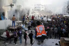 Penduduk Palestin memeriksa kerosakan akibat pengeboman Israel terhadap sebuah sekolah yang menempatkan pelarian di Bandar Gaza, pada 14 November.