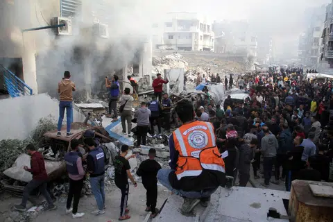 Penduduk Palestin memeriksa kerosakan akibat pengeboman Israel terhadap sebuah sekolah yang menempatkan pelarian di Bandar Gaza, pada 14 November.