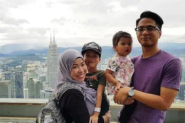 CABARAN IBU BAPA MILENIAL: Mengimbangi masa bekerja dan mengasuh anak memang merupakan antara cabaran utama ibu muda yang bekerja selain cabaran kehadiran teknologi, kata Cik Nurezma Farah Johan. Bersamanya ialah suaminya, Muhammad Tarmizi Sarhid, dan dua anak mereka, Emir Zayd dan Enara Zakiia. - Foto ihsan CIK NUREZMA FARAH JOHAN