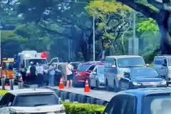 Empat orang dibawa ke Hospital Tan Tock Seng selepas perlanggaran berantai membabitkan lapan kereta dan sebuah van di Ekspreswe Rentas Pulau (PIE) pada 18 Januari.