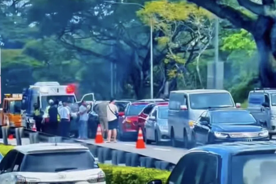 Empat orang dibawa ke Hospital Tan Tock Seng selepas perlanggaran berantai membabitkan lapan kereta dan sebuah van di Ekspreswe Rentas Pulau (PIE) pada 18 Januari.