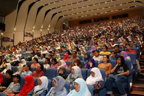 CONTOHI NABI SAW: Cara bagi umat Islam mengamalkan takwa dan sabar sebenar ialah meneladani Nabi saw dan sahabatnya, yang walaupun dihina dan dicaci, mereka bangkit bagi mengubah keadaan dengan penuh kebaikan dan dengan membangunkan kehidupan masyarakat, keluarga dan mempertingkat ilmu tanpa perlu melawan orang yang menyakiti hati mereka. - Foto hiasan