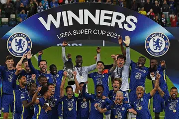 RAI KEMENANGAN: Pemain Chelsea meraikan kejayaan memenangi Piala Super Uefa selepas menewaskan Villarreal di Windsor Park dekat Belfast. - Foto AFP