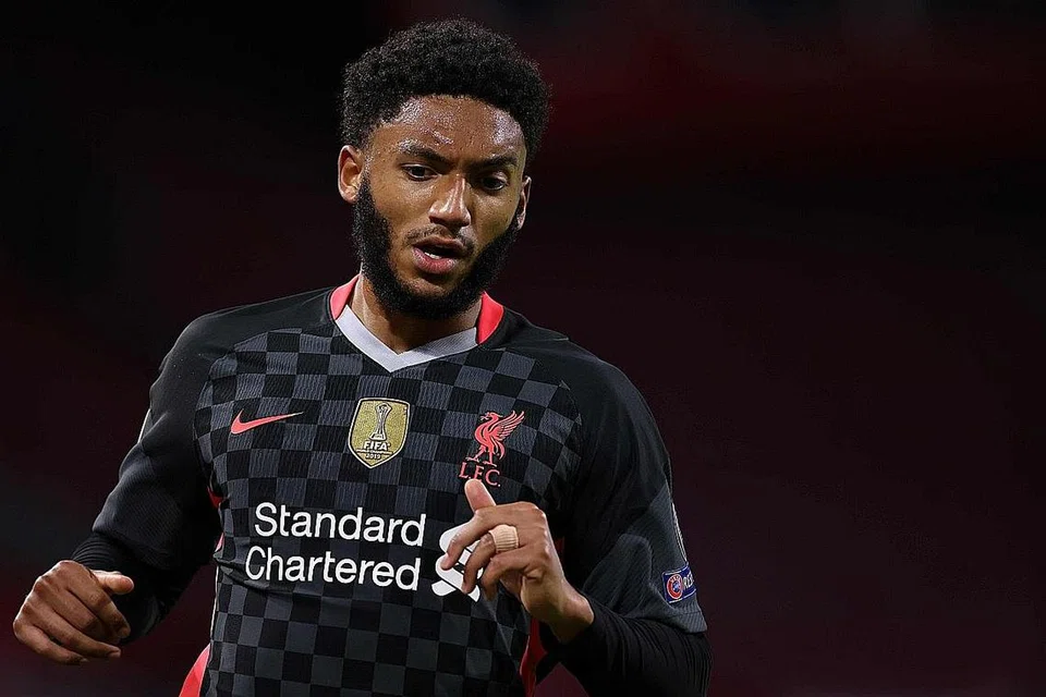 CEDERA: Trent Alexander-Arnold menerima rawatan dalam perlawanan antara Liverpool dengan Manchester City pada 8 November lalu. Joe Gomez (gambar atas), seorang lagi pemain Liverpool, pula dikhuatiri mengalami kecederaan lutut jangka panjang semasa menghadiri sesi latihan pasukan England. Turut tercedera dalam satu lagi perlawanan antarabangsa ialah pemain midfield Manchester City, Nathan Benjamin Ake ketika mewakili negaranya, Belanda, menentang Sepanyol pada 11 November lalu. - Foto-foto EPA-EFE, AFP