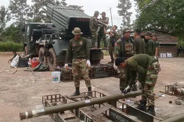 Tentera Kemboja memuatkan semula pelancar roket berbilang BM-21 di wilayah Preah Vihear pada 24 Julai 2025. Kededua Thailand dan Kemboja saling melancarkan serangan udara,  membunuh orang awam dalam pertelingkahan sempadan yang semakin memuncak antara kedua-dua negara yang berjiran itu.