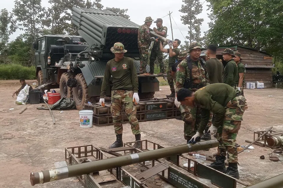 Tentera Kemboja memuatkan semula pelancar roket berbilang BM-21 di wilayah Preah Vihear pada 24 Julai 2025. Kededua Thailand dan Kemboja saling melancarkan serangan udara,  membunuh orang awam dalam pertelingkahan sempadan yang semakin memuncak antara kedua-dua negara yang berjiran itu.