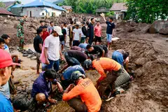 Pasukan penyelamat bersama penduduk mencari mangsa banjir kilat yang melanda kampung di Ternate, Maluku Utara, dek hujan berlarutan, pada 25 Ogos. 