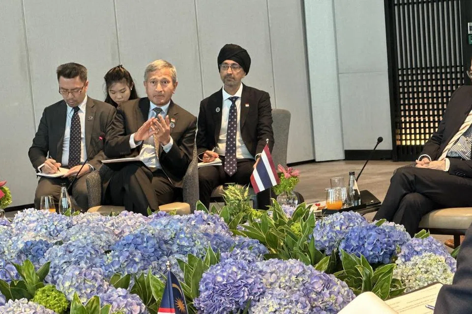 (Dua dari kiri) Menteri Ehwal Luar, Dr Vivian Balakrishnan, mengadakan perbincangan dengan Menteri Luar Asean semasa Perundingan Tidak Rasmi Lanjutan dalam kalangan Negara Anggota Asean mengenai Myanmar pada 20 Disember di Bangkok, Thailand.