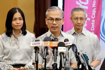 Pengarah Komunikasi Pakatan Harapan (PH), Datuk Seri Fahmi Fadzil (tengah),  diapit Timbalan Menteri Komunikasi, Cik Teo Nie Ching; dan Ketua Setiausaha Kementerian Komunikasi, Datuk Abdul Halim Hamzah, semasa sidang media selepas Majlis Penyerahan Sumbangan Penajaan Sambutan Hari Kebangsaan dan Hari Malaysia (HKHM) 2026 di Putrajaya.
