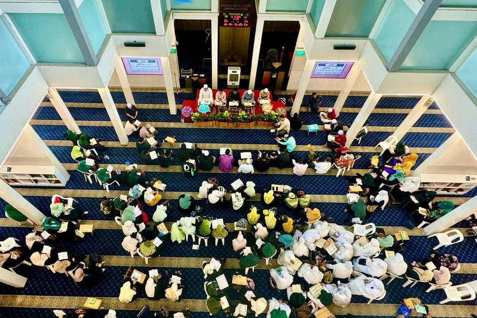 Majlis Khatam Al-Quran yang berlangsung sempena acara Hari Keluarga Daerah Barat, dihadiri 380 peserta. Ia diadakan di Dewan Solat Yam, Masjid Ar-Raudhah.