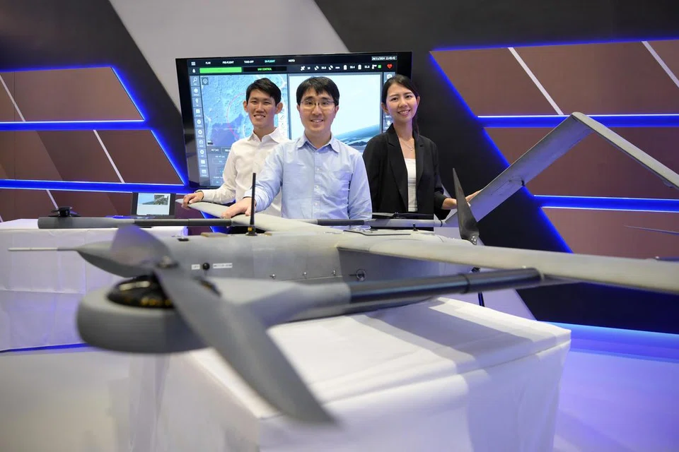 Pasukan yang diketuai oleh Pengarah Program Divisyen Robotik di Makmal Nasional Pertubuhan Sains Pertahanan (DSO), Encik Ong Chengli (tengah), menerima Hadiah Pasukan Teknologi Pertahanan (Penyelidikan dan Pembangunan) atas pembangunan kenderaan udara tanpa pemandu (UAV) V15 mini (V15 mUAV) pada 26 November.