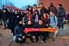 DORONGAN MINAT: Encik Mirza (tengah, duduk) bersama rombongan yang dibawanya bagi menonton bolasepak EPL pada Disember tahun lalu. - Foto ihsan MOHAMMAD MIRZA SALIM 