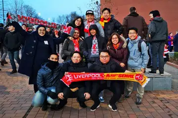 DORONGAN MINAT: Encik Mirza (tengah, duduk) bersama rombongan yang dibawanya bagi menonton bolasepak EPL pada Disember tahun lalu. - Foto ihsan MOHAMMAD MIRZA SALIM 