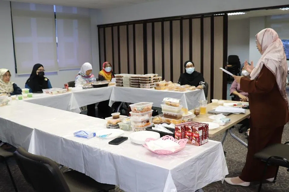 KEMAHIRAN BERNIAGA: Antara kursus yang bakal dijalani peserta Program Niaga Mikro AMP ialah modul kulinari. 