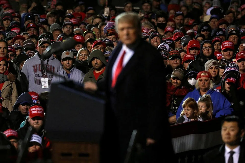 TARIK RIBUAN PENYOKONG: Encik Trump menarik ribuan penyokong semasa mengadakan kempen pilihan raya presiden dengan beliau dan pasukan kempennya sering dilihat tidak memakai pelitup di tempat awam. - Foto REUTERS