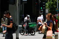 Pemandu yang memegang peranti komunikasi mudah alih di tangannya semasa kenderaan sedang bergerak akan melakukan satu kesalahan di bawah Rang Undang-Undang (Pindaan Pelbagai) Akta Lalu Lintas Jalan Raya yang diluluskan pada 4 Ogos.