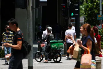 Pemandu yang memegang peranti komunikasi mudah alih di tangannya semasa kenderaan sedang bergerak akan melakukan satu kesalahan di bawah Rang Undang-Undang (Pindaan Pelbagai) Akta Lalu Lintas Jalan Raya yang diluluskan pada 4 Ogos.