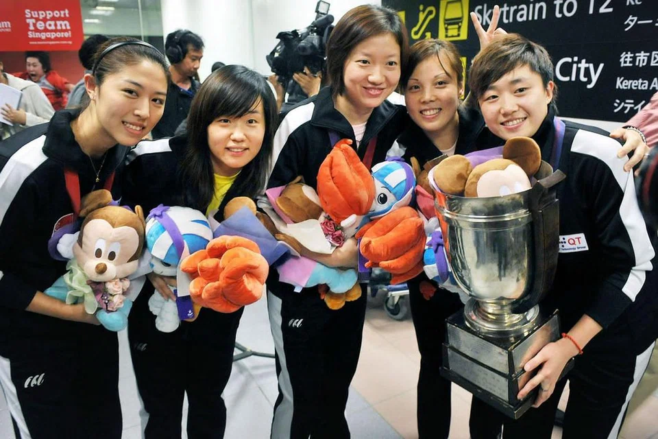 Feng Tianwei, Wang Yuegu & Sun Beibei - tenis meja :- Mereka mengejutkan juara bertahan, China, 3-1 di Kejohanan Tenis Meja Berpasukan Dunia yang diadakan di Moscow pada 2010 - kali pertama dalam sejarah sukan ini Singapura menjadi juara dunia