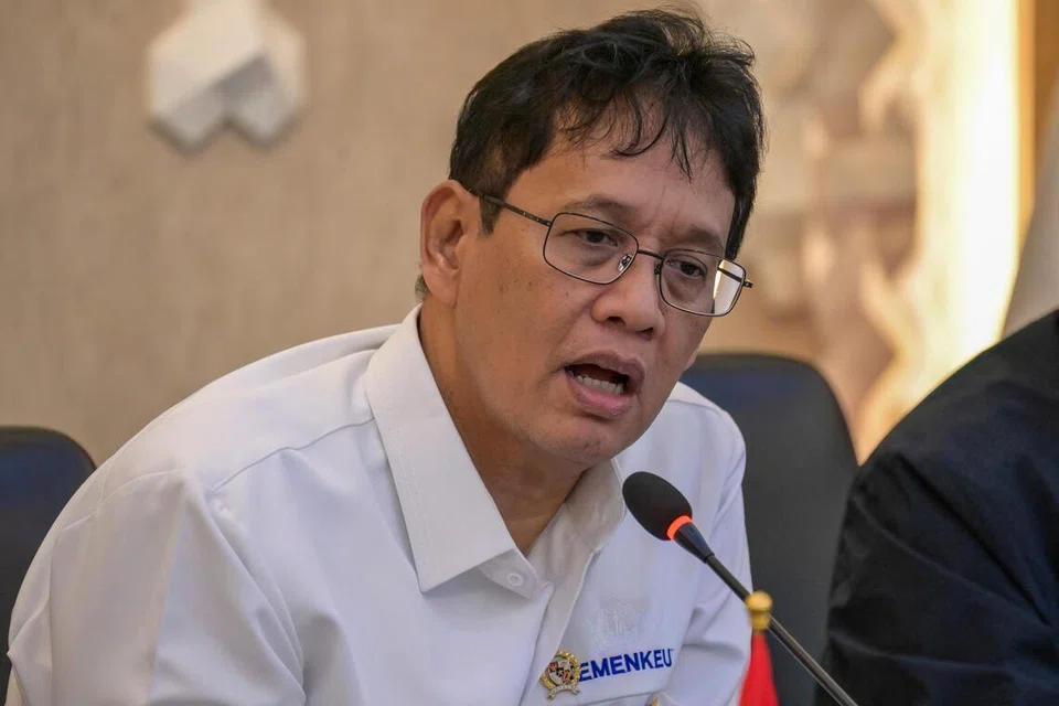 Menteri Kewangan Indonesia, Purbaya Yudhi Sadewa, menyampaikan kenyataan media mengenai kenaikan caj tambahan bahan api penerbangan di Jakarta pada 6 April 2026. Beliau turut mencadangkan untuk mengenakan levi ke atas kapal yang melalui Selat Melaka sebagai usaha memanfaatkan kedudukan strategiknya dalam laluan perdagangan dan tenaga global.